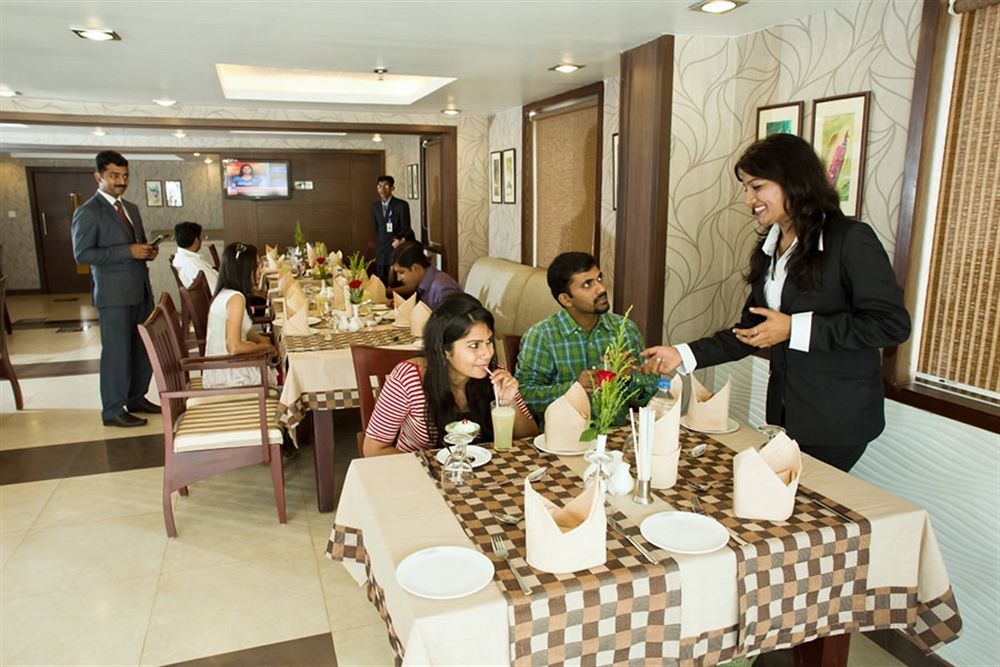 Hotel Pookodans International Kondotty Esterno foto